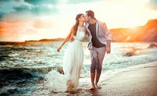 žena i muškarac zaljubljeni u povećani penis