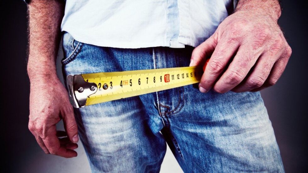 muškarac koji mjeri penis nakon povećanja gelom